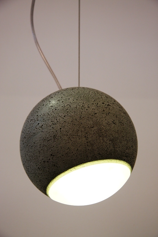 Moderne graue Kugel-Hängeleuchte mit strukturierter Oberfläche und warmweißem Licht für stilvolle Innenraumbeleuchtung.