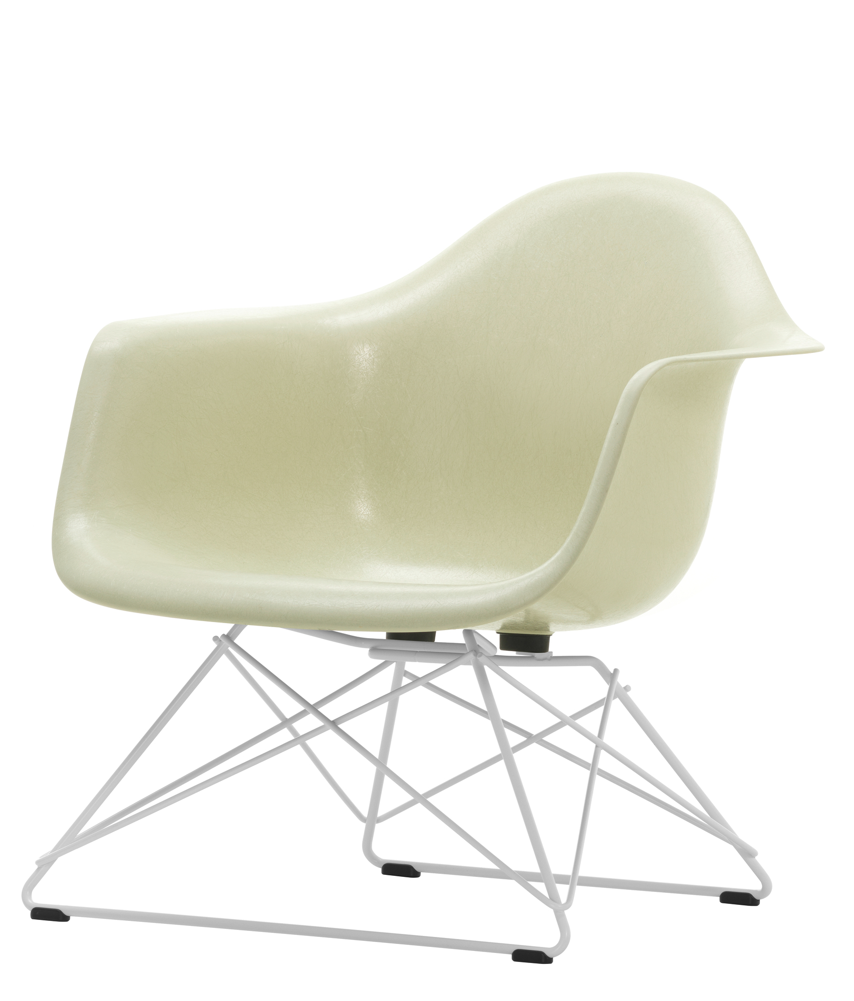 Beiger Eames Fiberglass Arm Chair mit weißem Drahtgestell, ein Designklassiker von Vitra.
