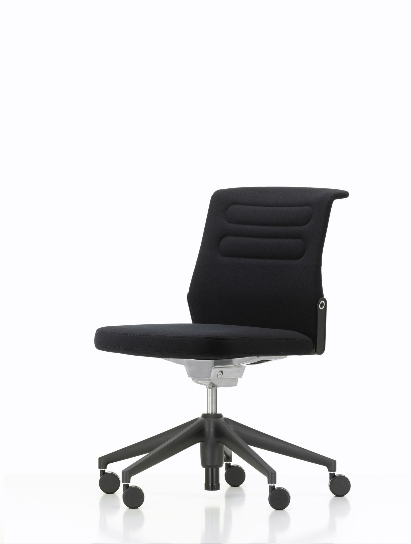 Schwarzer AC5 Studio Bürodrehstuhl von Vitra mit gepolsterter Rückenlehne und Rollen vor weißem Hintergrund.