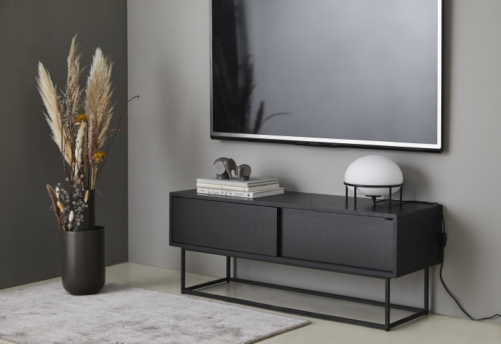 Grauer, flauschiger Tint Rug Teppich 90x140 cm von Woud im modernen Wohnzimmer mit TV-Möbel.