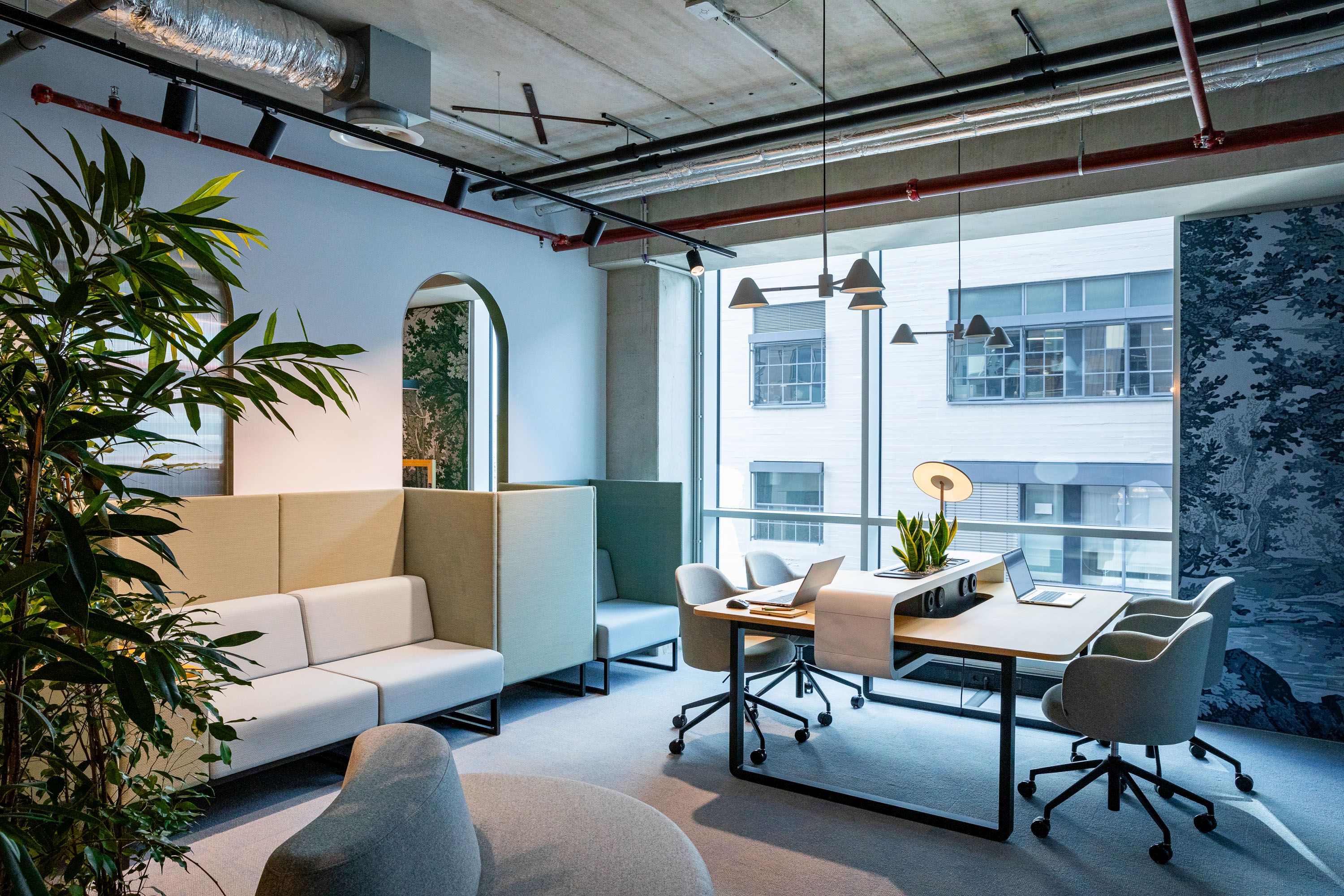 Moderner Büroraum mit Bejot Konferenzstühlen, Drehstühlen, Sofas und Schreibtischen für kollaboratives Arbeiten.