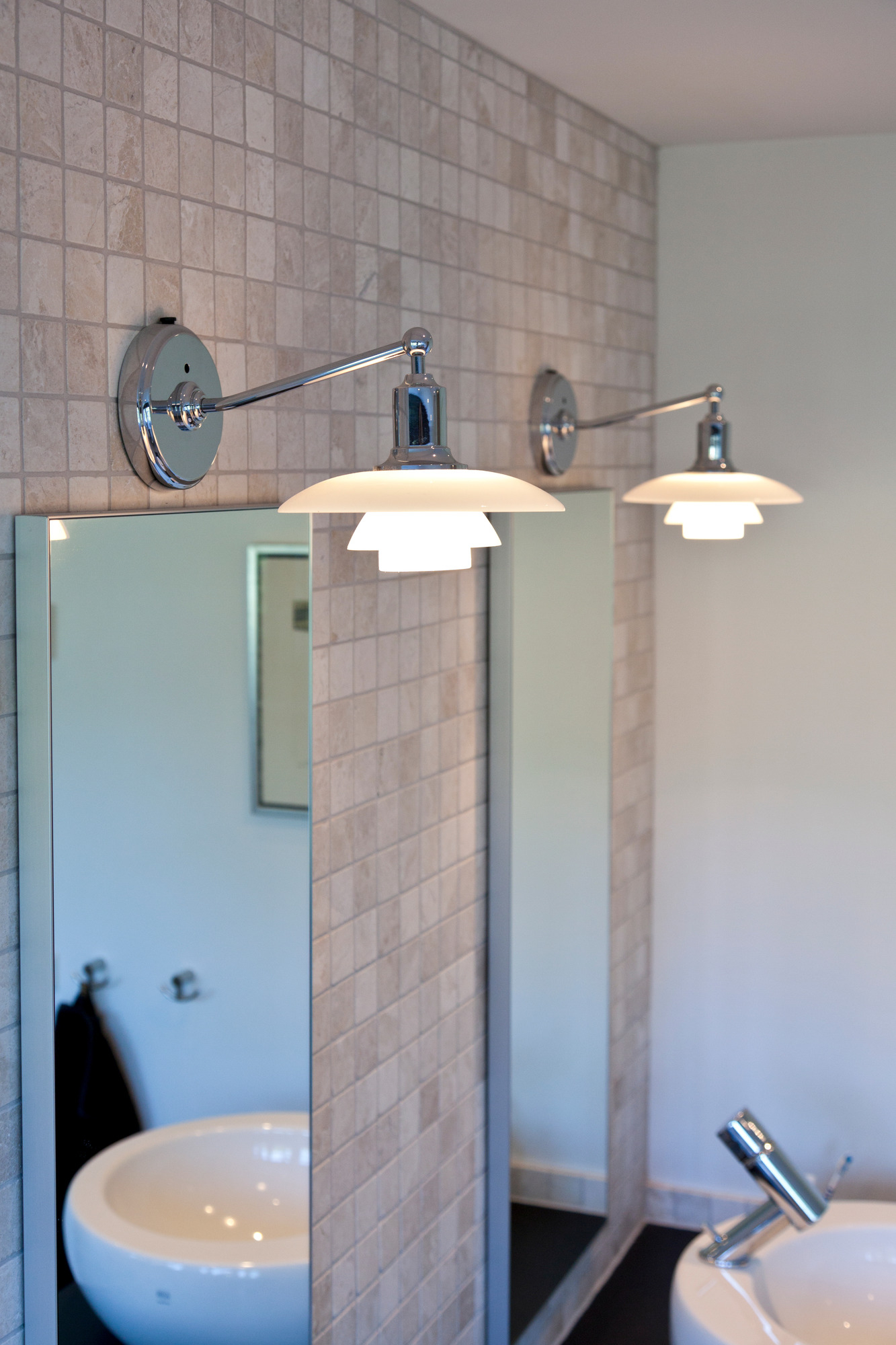 Zwei PH 2/1 Wandleuchten von Louis Poulsen im Badezimmer, Chrom, indirektes Licht.