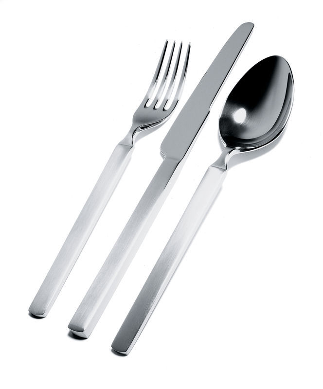Nahaufnahme von Alessi Dry Besteck: Messer, Gabel und Löffel aus Edelstahl.