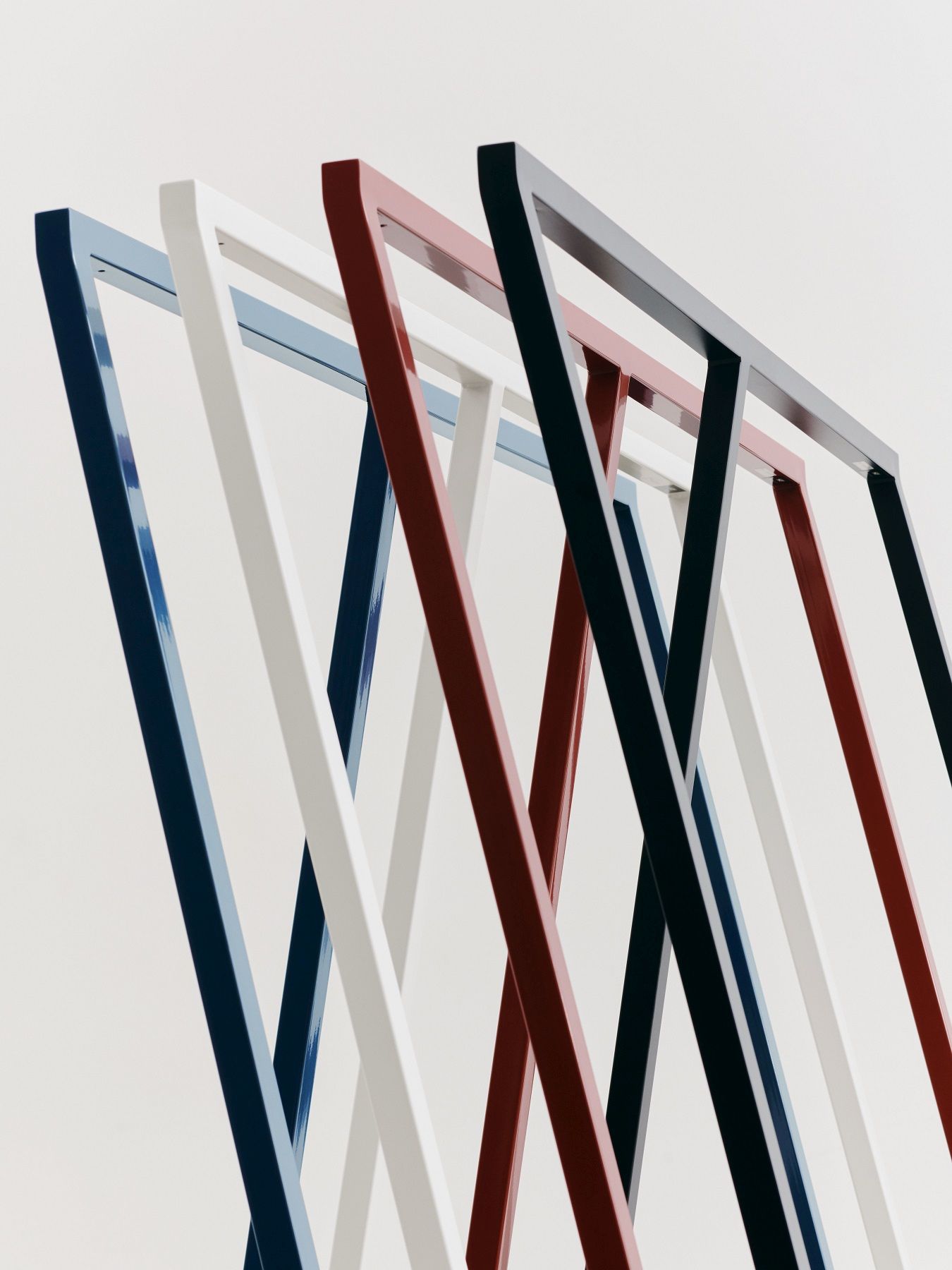Detailaufnahme der Hay Loop Stand Wardrobe Garderobe in Blau, Weiß, Rot und Schwarz vor weißem Hintergrund.