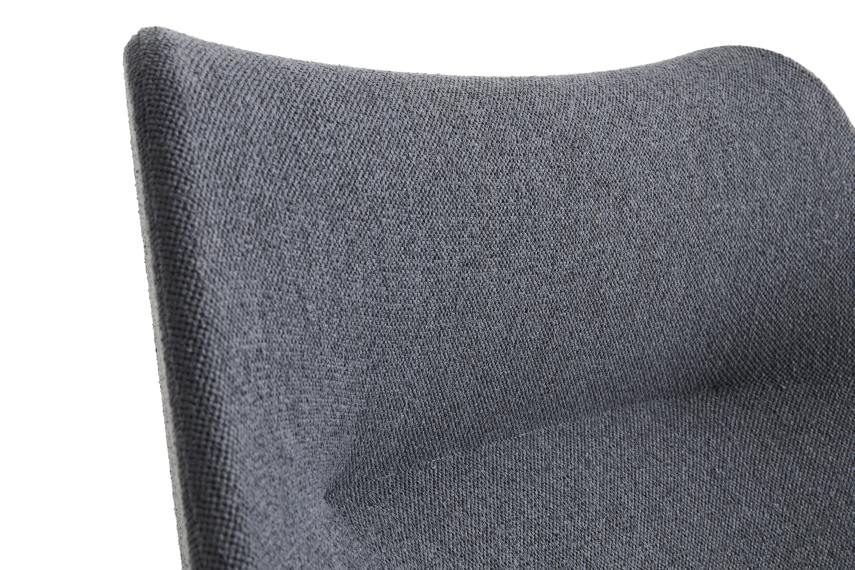 Detailaufnahme des grauen Hay 02 Lounge Chair Sessels mit Stoffbezug, Fokus auf Rückenlehne und Textur.