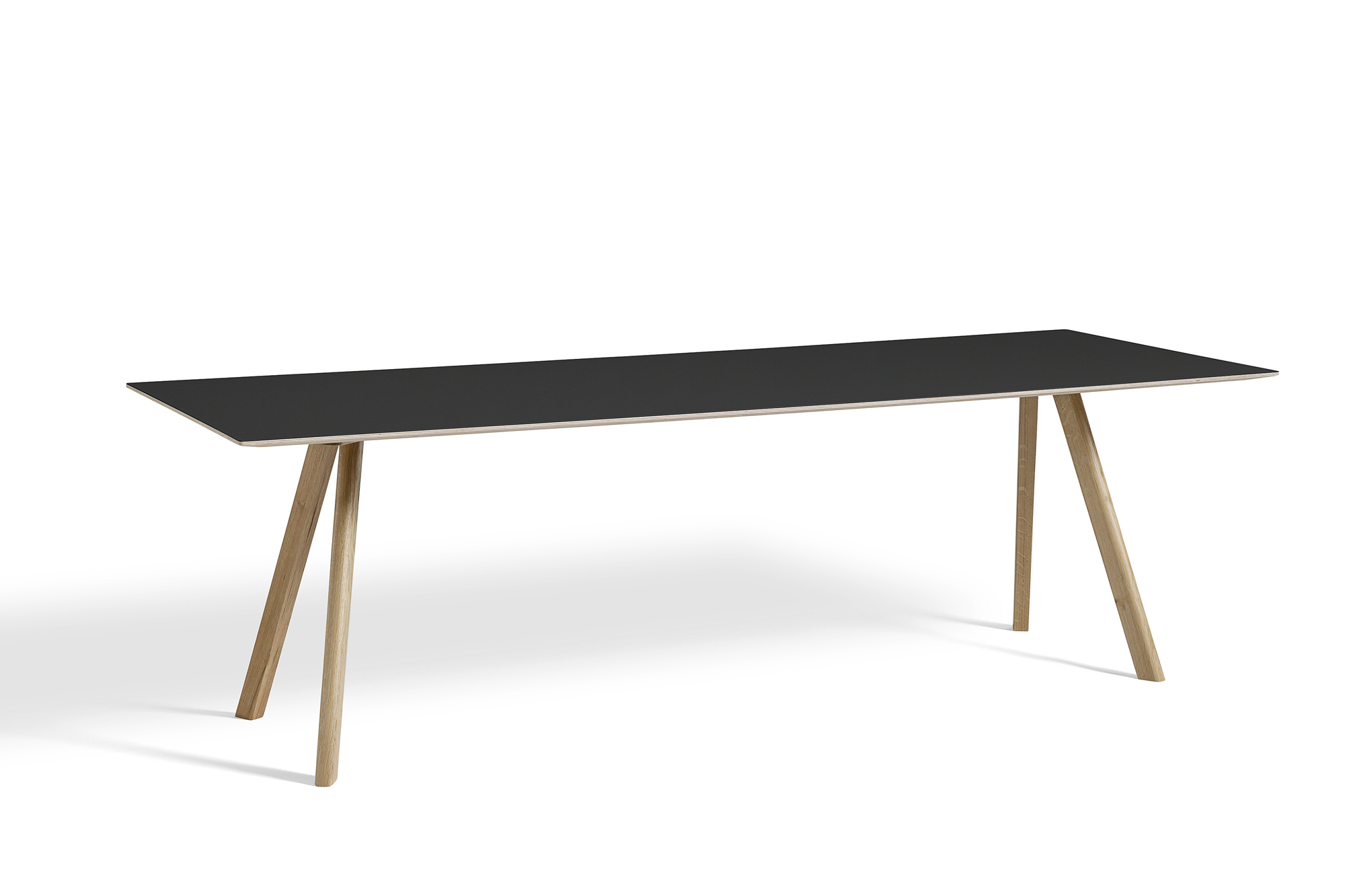 Copenhague Tisch CPH 30 von Hay, 250 x 90 cm, schwarze Tischplatte, Holzbeine.