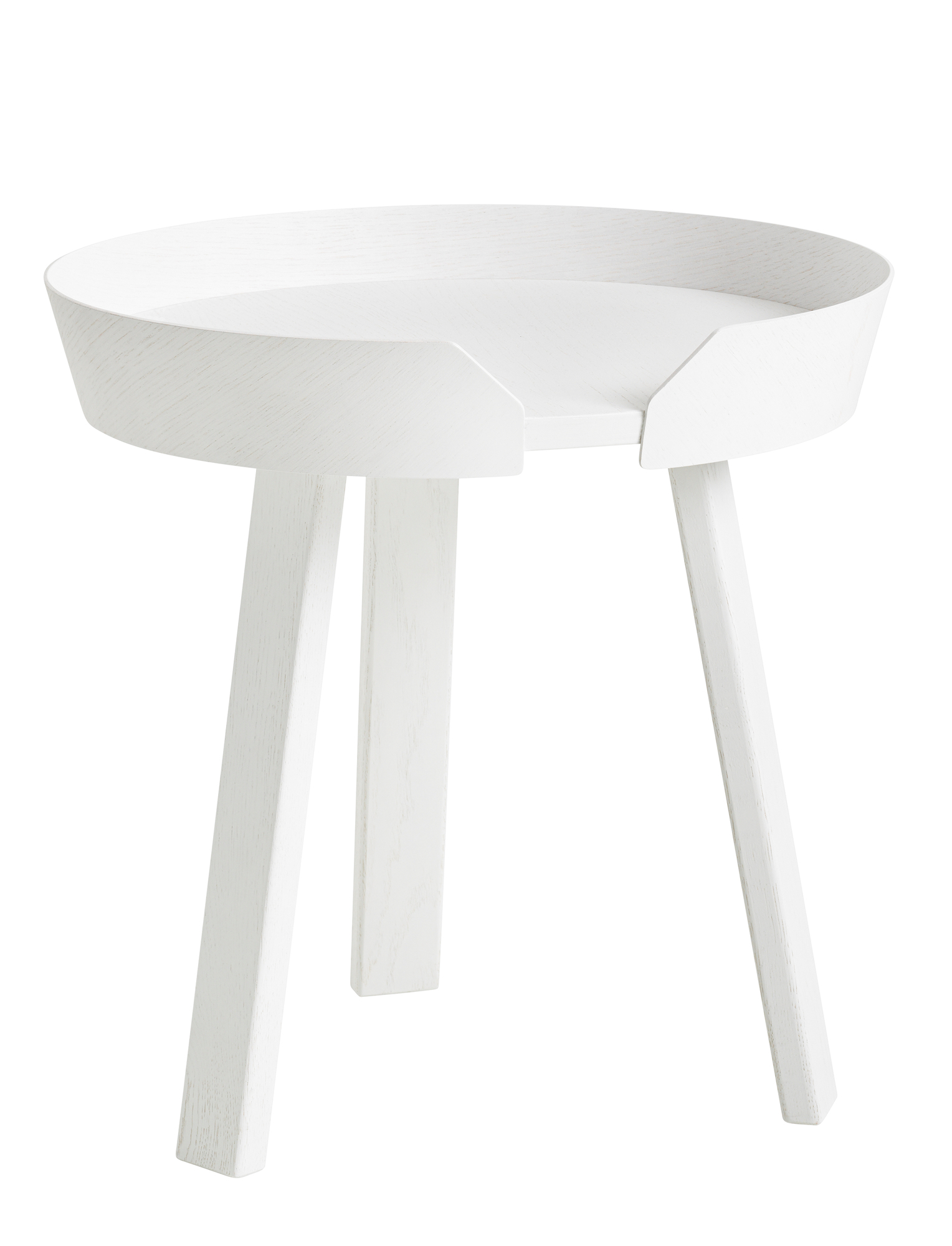 Muuto Around Coffee Table Small in Weiß: Moderner, runder Beistelltisch aus Holz mit drei Beinen.