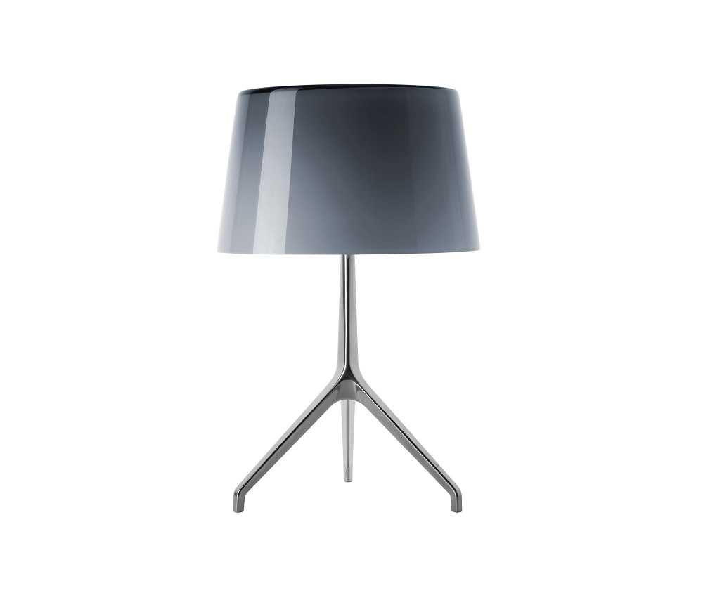 Graue Lumiere Tischleuchte von Foscarini mit dreibeinigem Chromfuß und Lampenschirm.