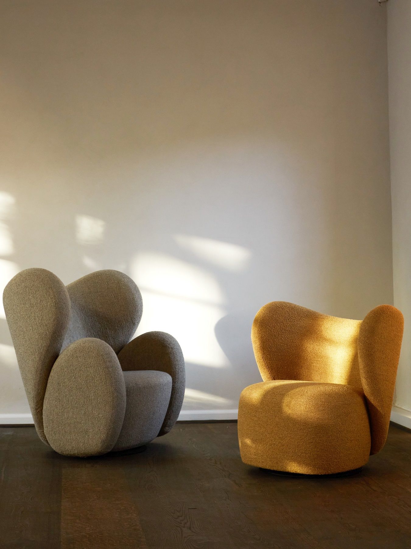 Zwei Big Lounge Chairs von NORR11, ein grauer und ein goldener Sessel im modernen Design.