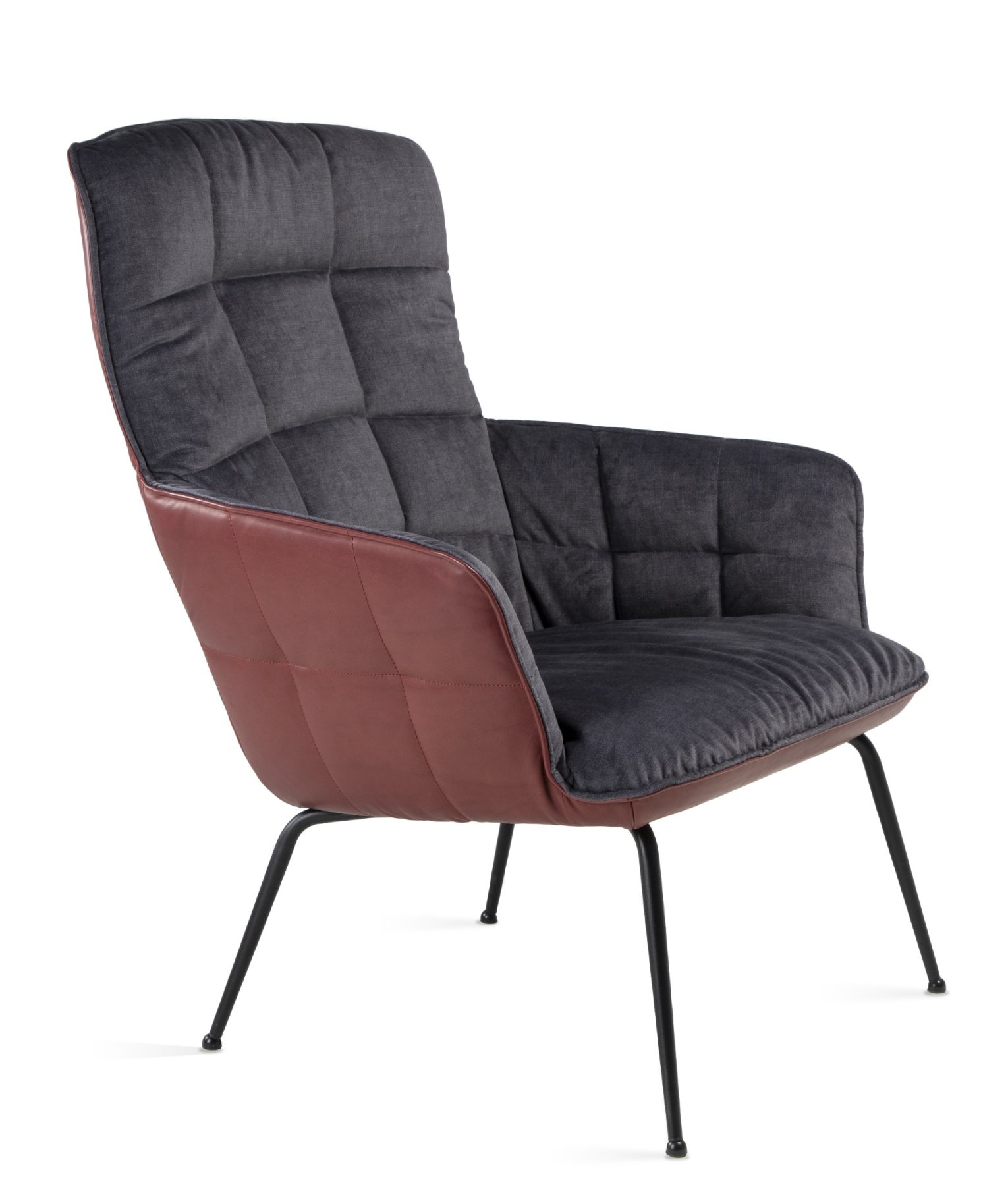 Marla Easy Chair von Freifrau Manufaktur: Hochwertiger Sessel mit dunkelgrauem Stoff und braunem Leder, Metallbeine.