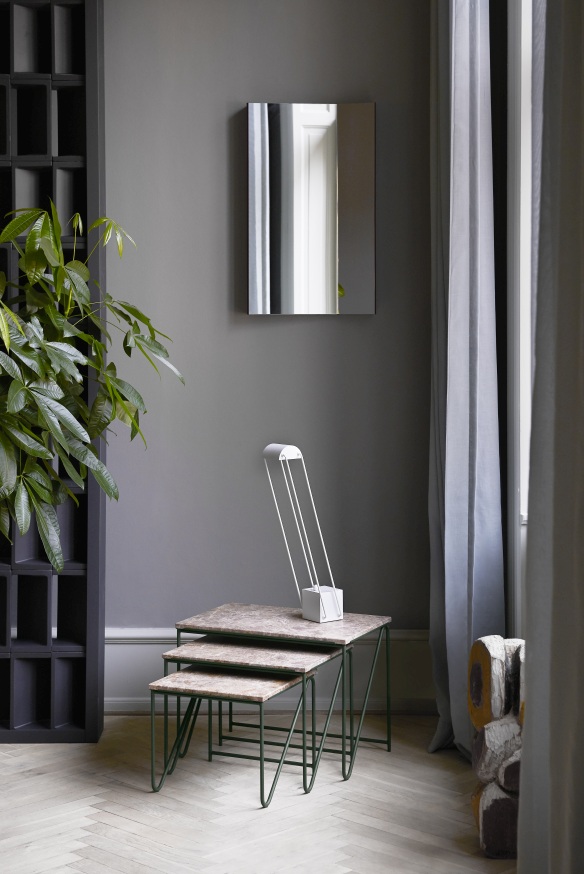 Rechteckiger Mimesis Mirror Spiegel von Please Wait to be Seated an grauer Wand. Modernes Design.