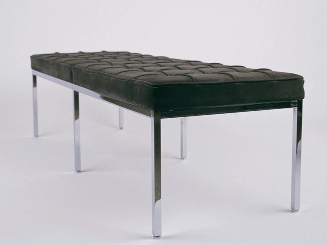 Florence Bank von Knoll: Moderne Bank mit dunkelgrauem, gestepptem Bezug und Chromgestell.
