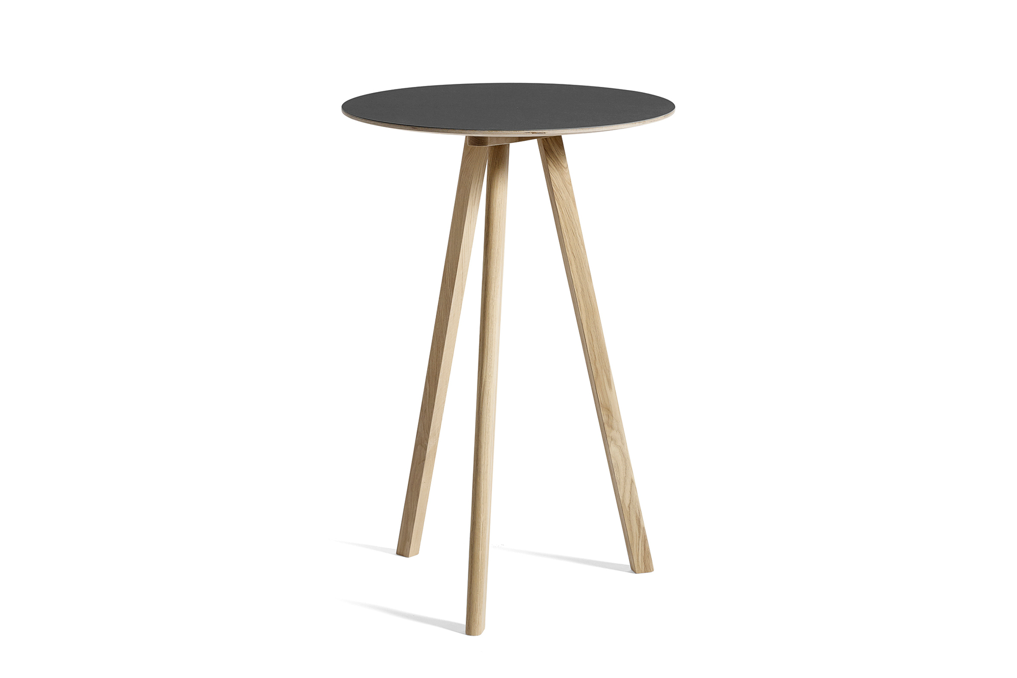 Hay Copenhague Stehtisch CPH 20 mit grauer Tischplatte und hellem Holzgestell, Durchmesser 70 cm.