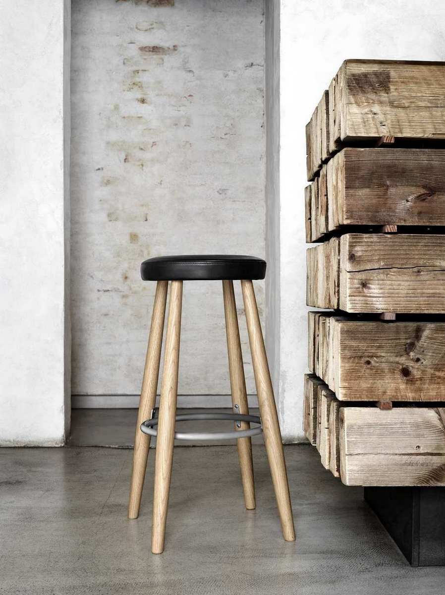 CH56 Barhocker von Carl Hansen: Moderner Barstuhl mit schwarzem Lederbezug und Holzbeinen.