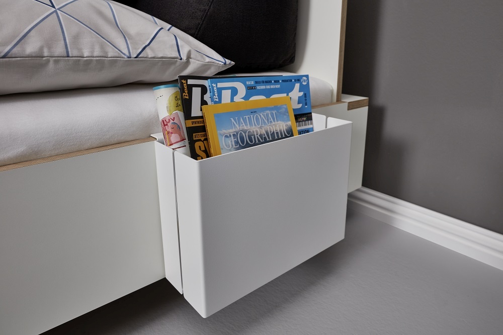 Flai Einzelbett von Müller Möbelwerkstätten mit weißem Nachttisch-Organizer für Zeitschriften und Bücher.