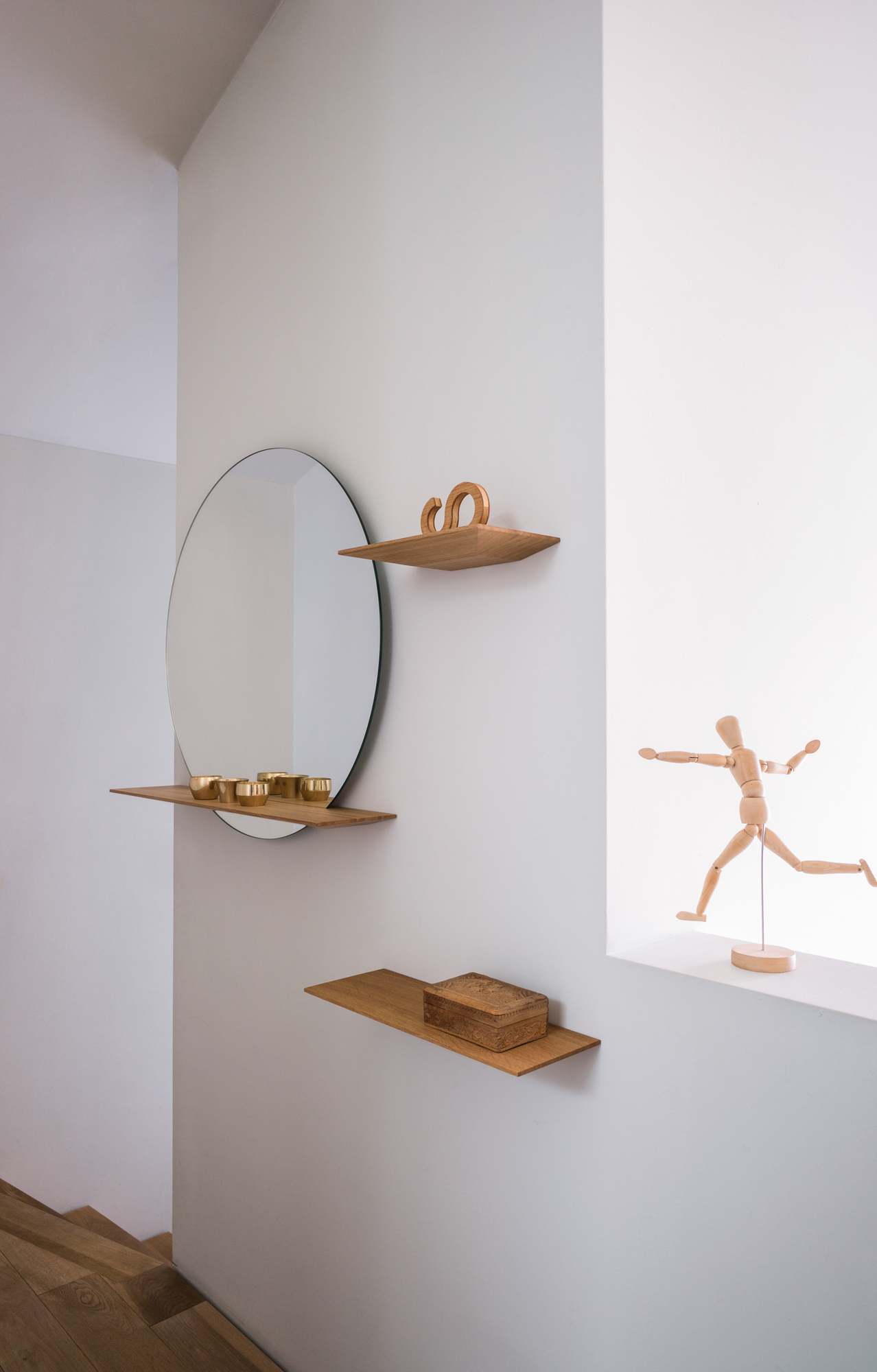 Schönbuch Cut Spiegel mit Ablage, 45 cm, an der Wand mit Deko-Elementen und Holztreppe.