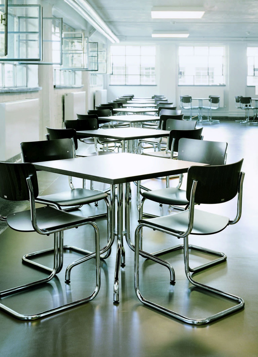 S 43 Klassieke stalen buisstoel met vrijdragende poten CHROOM/ZWART Thonet VOORKEURSCOMBINATIE