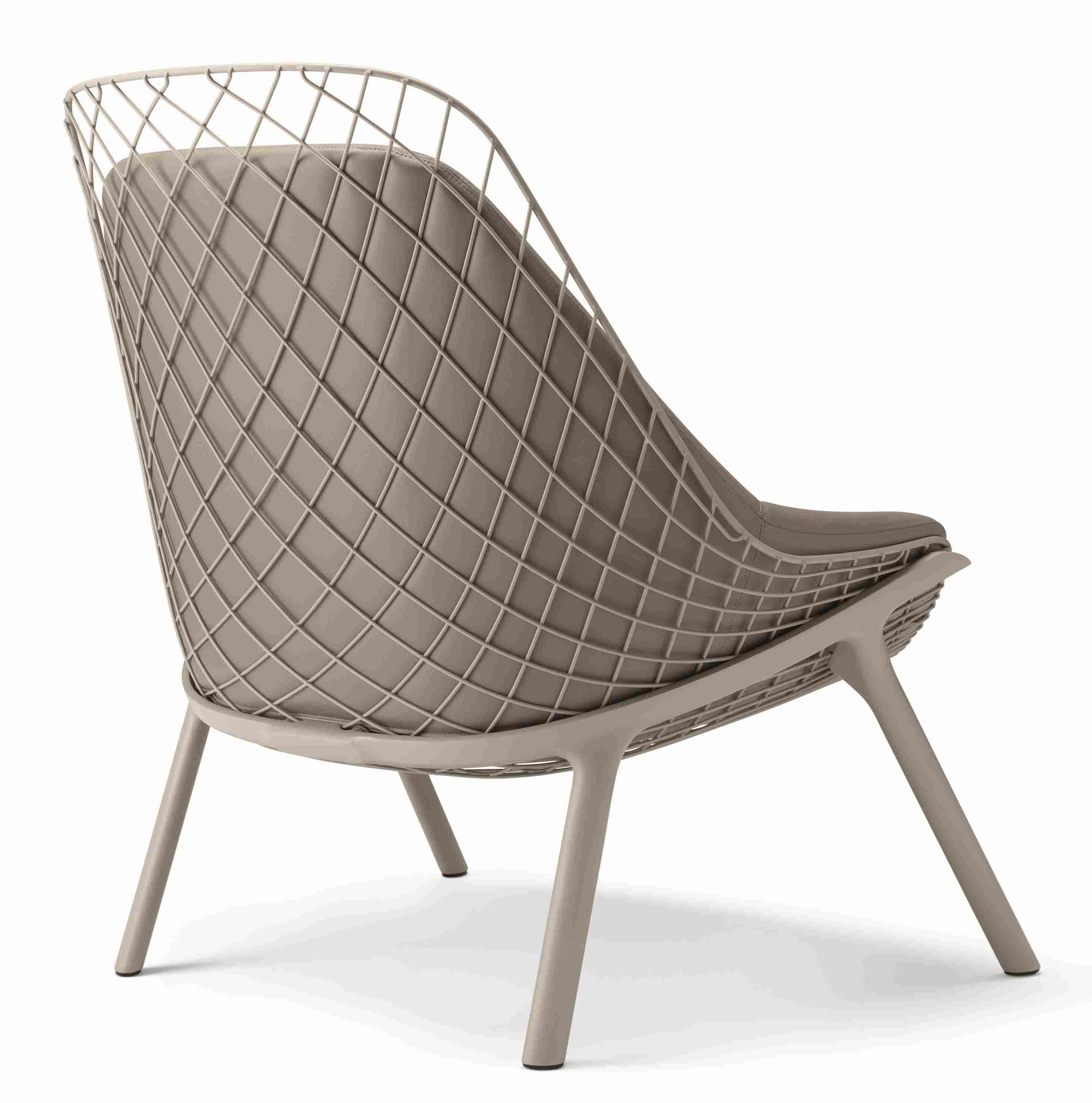 Gran Kobi Sessel von Alias, Outdoor-Sitzmöbel mit Stahlgestell und bequemer Polsterung in Taupe.