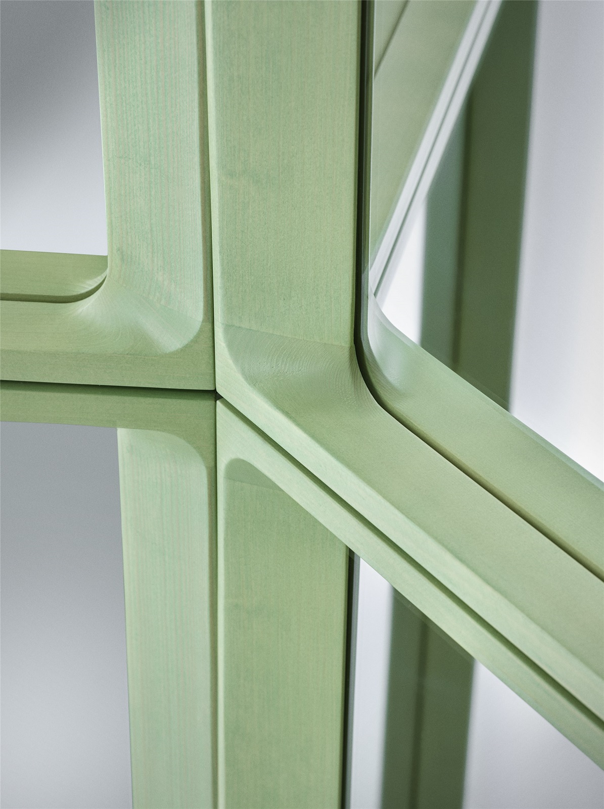 Detailaufnahme des Muuto Arced Mirror Spiegels mit grünem Rahmen, modernes Design für stilvolle Wohnräume.