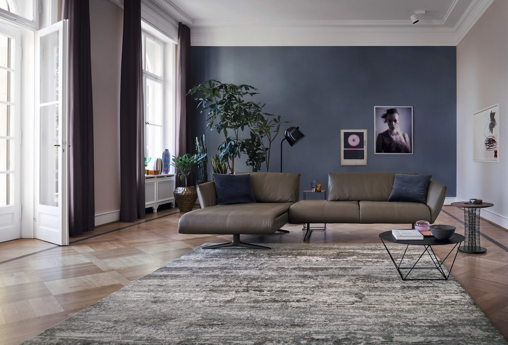 Wohnzimmer Interieur mit braunem Ledersofa, Teppich und Oki Beistelltisch von Walter Knoll.