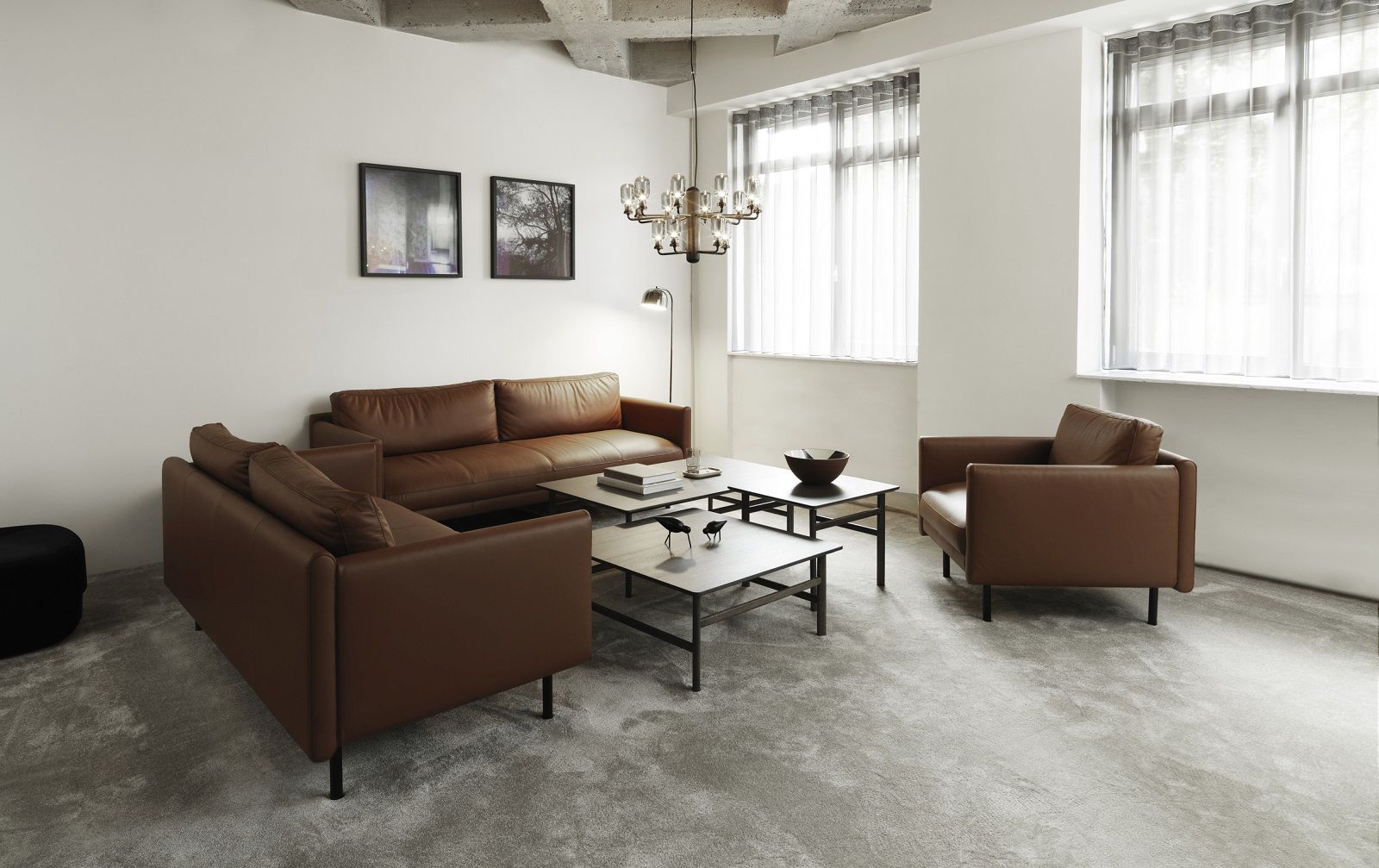 Wohnzimmer mit braunem Rar Sofa 3-Sitzer von Normann Copenhagen und passendem Sessel.