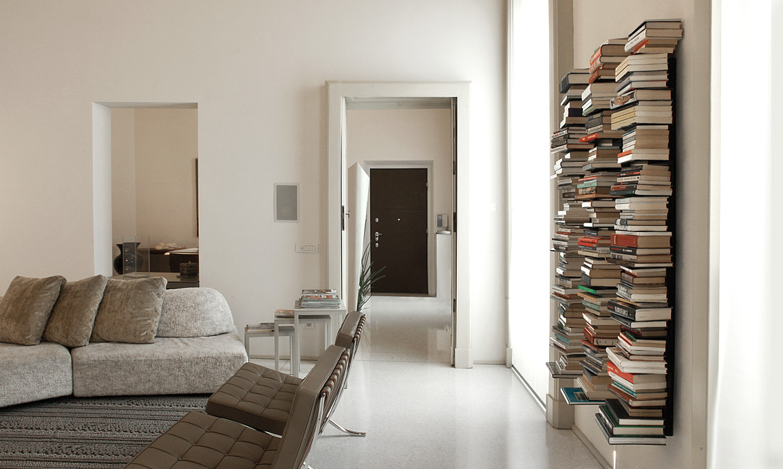 Ptolomeo Wandbüchersäule: Vertikale Bücherregal-Lösung für die Wandmontage, modernes Design für Wohnzimmer und Büro.