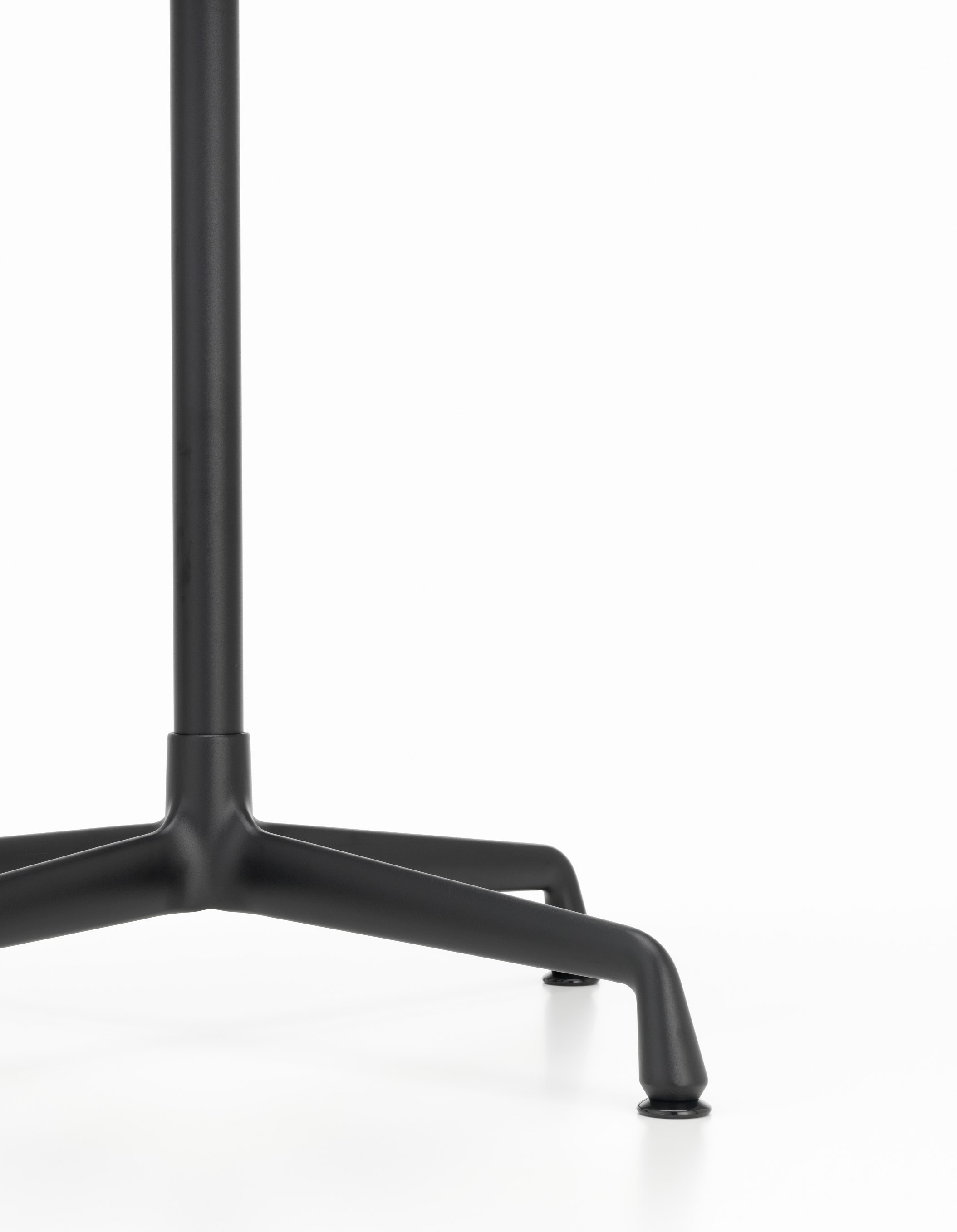 Detailaufnahme des schwarzen Eames Contract Table Tischfuß von Vitra, ideal für moderne Büros.