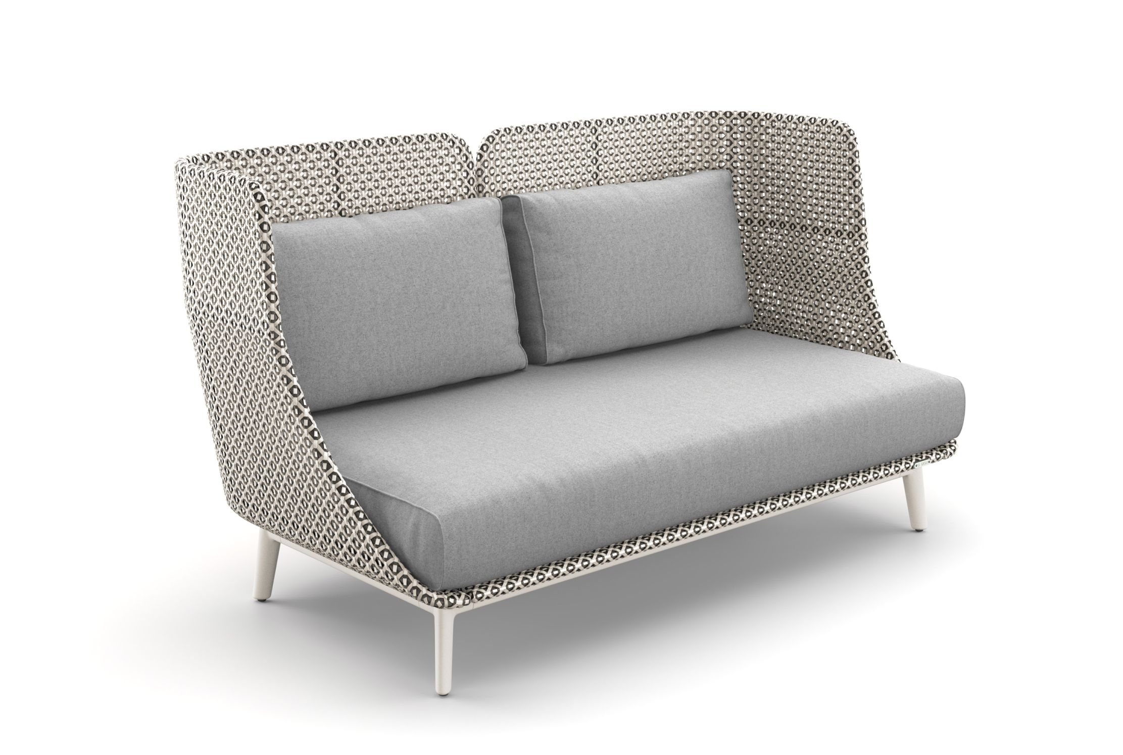 Mbarq Sofa von Dedon mit hoher Rückenlehne und grauen Polstern für den Außenbereich.