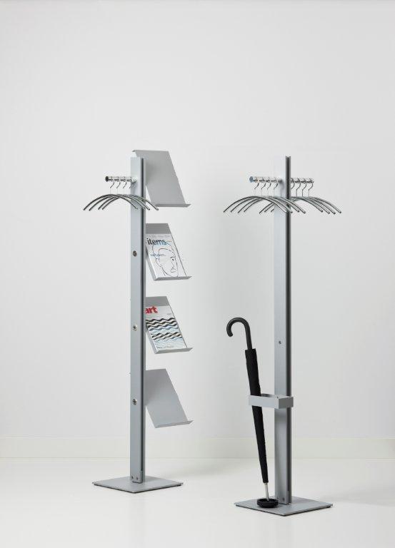 Standfree B Garderobenständer von Cascando mit Prospektablagen und Schirmhalter, ideal für Büro und Empfangsbereich.