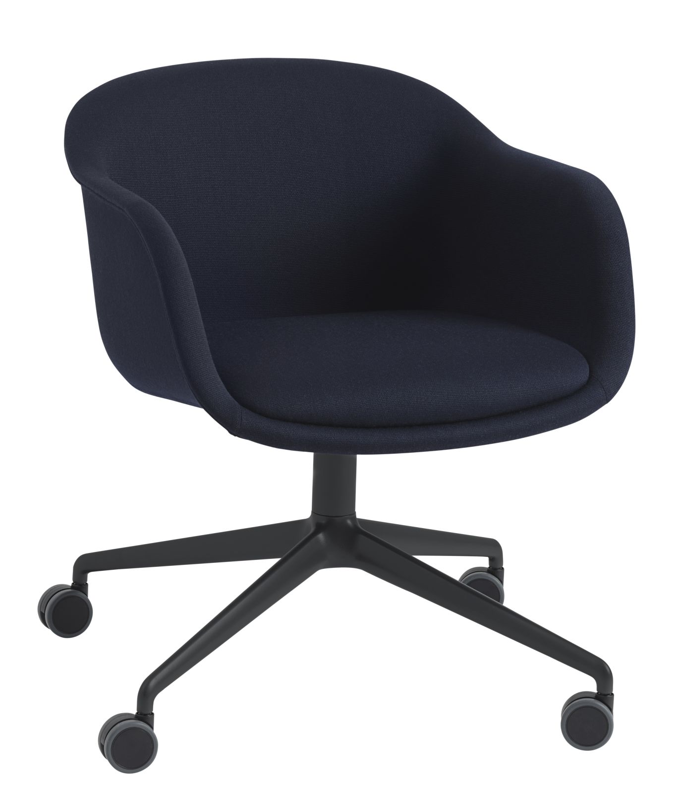 Muuto Fiber Armchair mit Drehfuß und blauer Polsterung, Bürostuhl mit Rollen.
