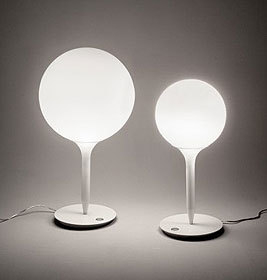 Weiße Castore Tischleuchte von Artemide: Modernes Design mit runder Glaskugel für stimmungsvolle Beleuchtung.
