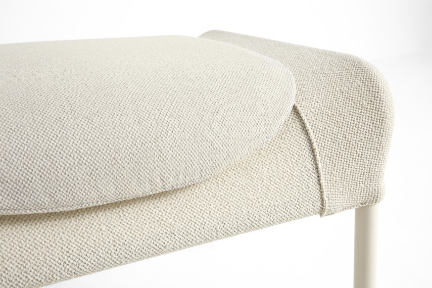 Detailaufnahme des hellen Hay 02 Ottoman Hockers mit Stoffbezug und minimalistischem Design.