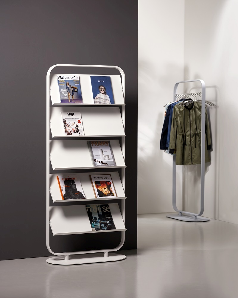 Weißer Focus Prospekthalter von Cascando mit Magazinen und Zeitschriften in einem modern eingerichteten Raum.