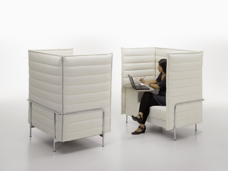 Alcove Highback Sessel von Vitra: Frau arbeitet am Laptop in weißem Bürosessel.