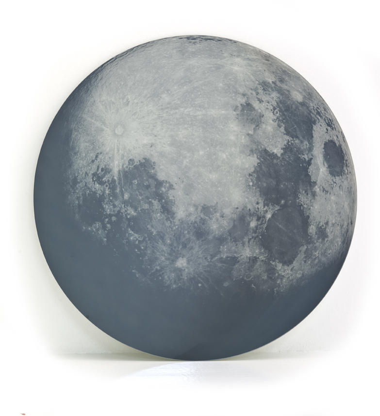 Runder "My Moon My Mirror" Spiegel von Moroso Diesel mit detaillierter Mondoberfläche.