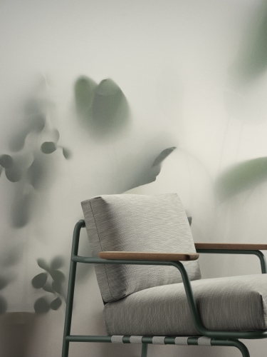 Detailaufnahme: Muuto Settle Lounge Chair Outdoor Sessel mit grünen Rahmen und hellgrauen Polstern.