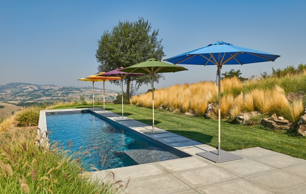 Weishäupl Sonnenschirme in verschiedenen Farben am Pool, hochwertige Gartenschirme für stilvollen Sonnenschutz im Freien.