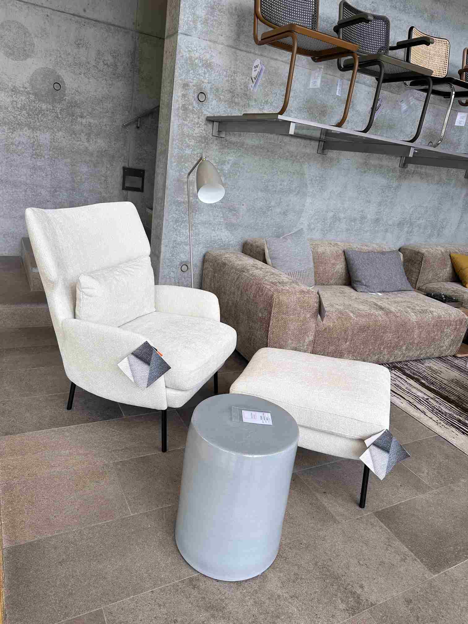Weißer Sessel mit Ottoman im modernen Design. Bequemer Relaxsessel für Wohnzimmer und Lounge.