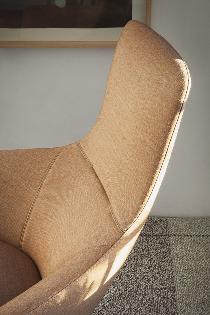 Detailaufnahme des Wing Tip S281 Lounge Sessels von La Palma mit beigem Stoffbezug und elegantem Design.
