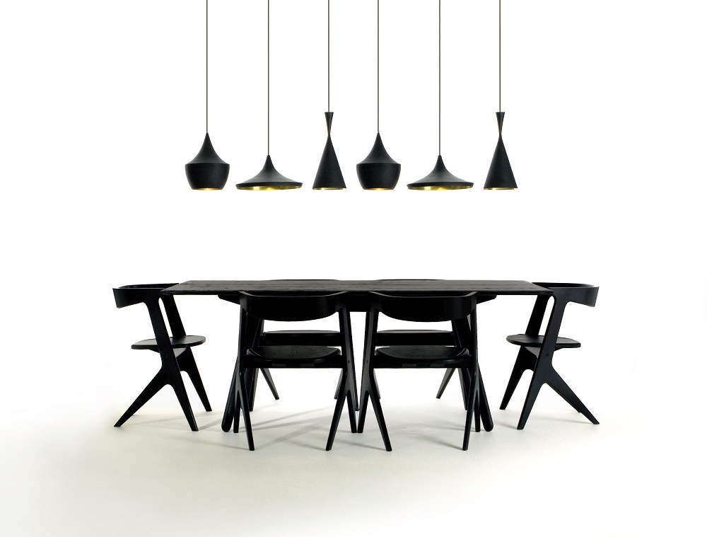 Weiße Beat Fat LED Pendelleuchte von Tom Dixon über schwarzem Esstisch mit Stühlen. Design Lampe.