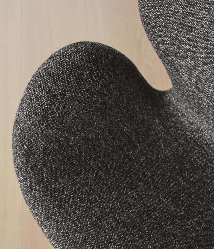 Detailaufnahme: Grauer Schwan Sessel von Fritz Hansen, Jubiläumsmodell, Stoffbezug. Designklassiker.