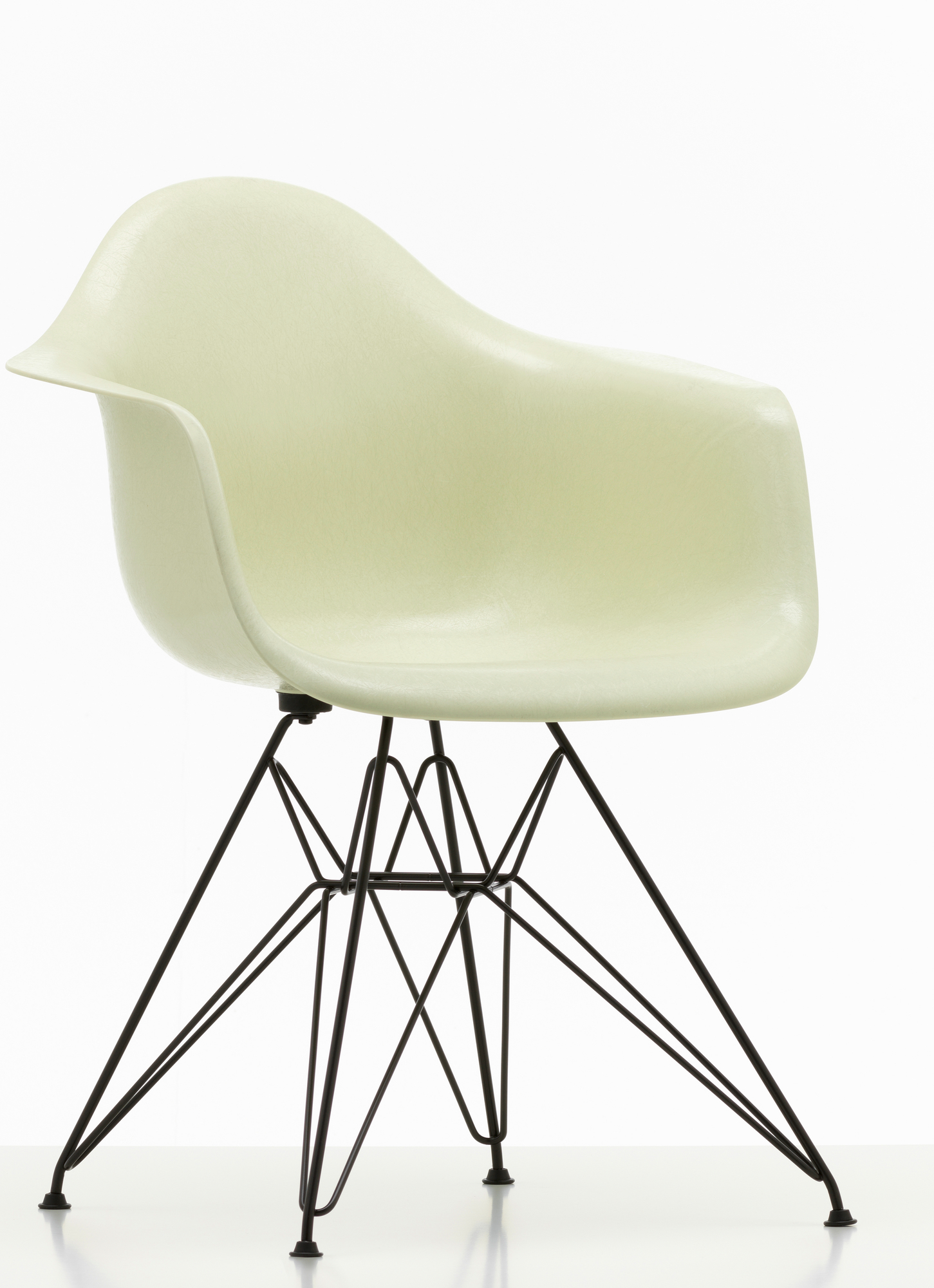 Helle Eames Armchair DAR Stuhl von Vitra mit schwarzem Eiffel-Gestell, seitliche Ansicht.