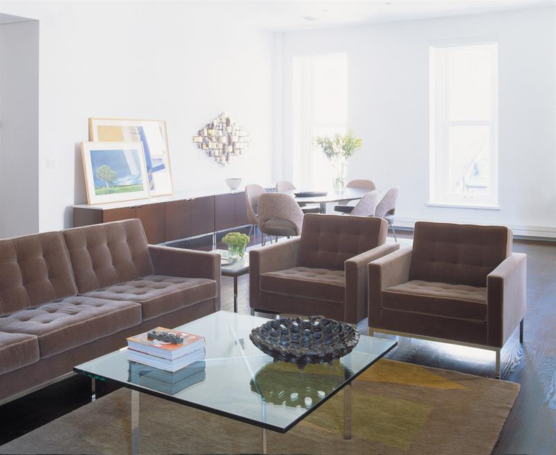 Wohnzimmer mit braunem Florence Knoll RELAX Sofa und passenden Sesseln von Knoll International.