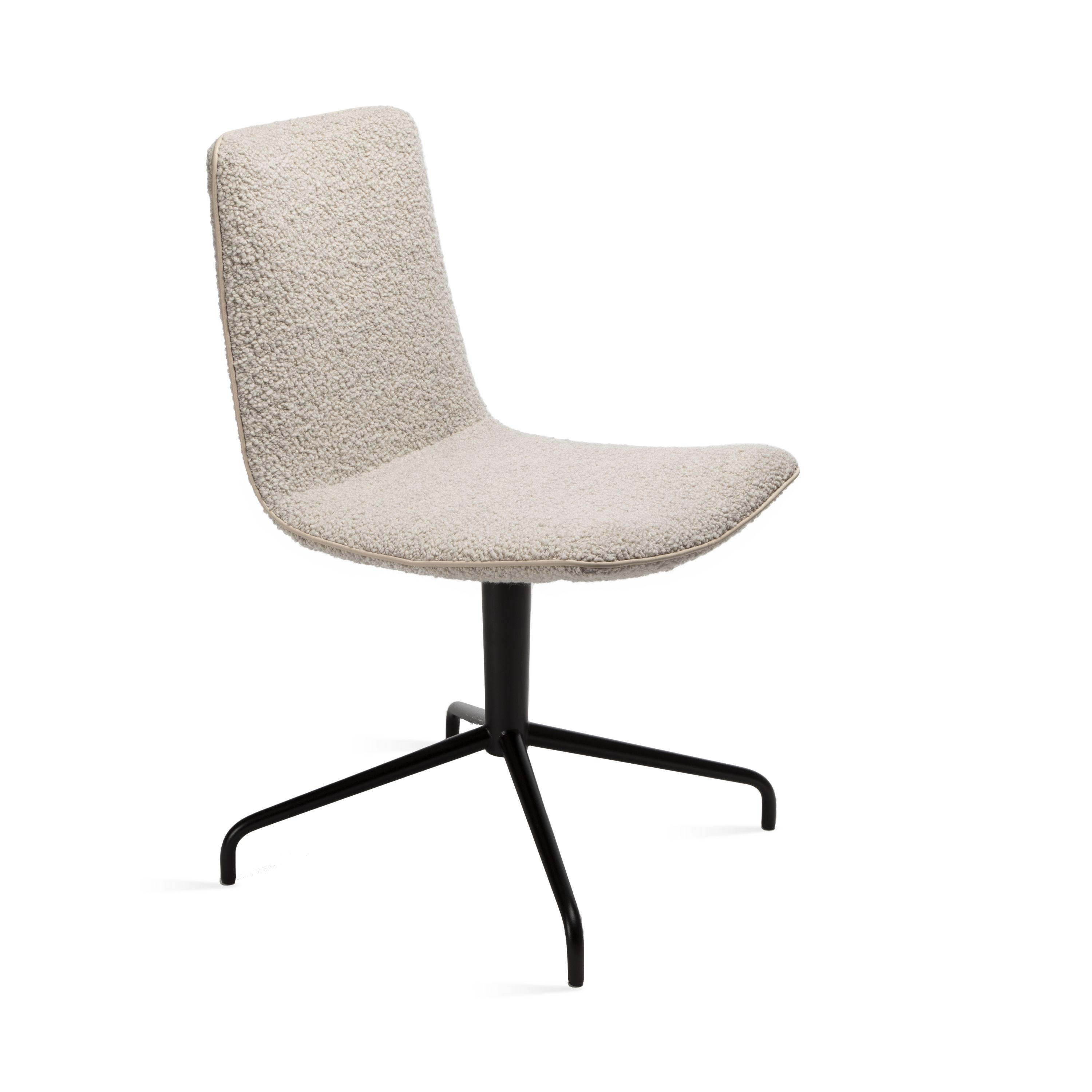 Amelie Basic Stuhl von Freifrau Manufaktur mit beigem Bouclé-Bezug und schwarzem Drehfuß.