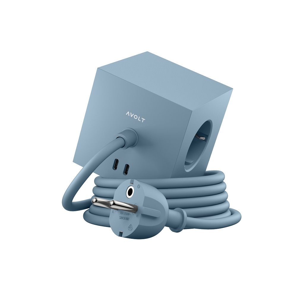 Blauer Avolt Square 1 Steckdosenwürfel mit USB-C-Anschlüssen und zugehörigem Stecker.