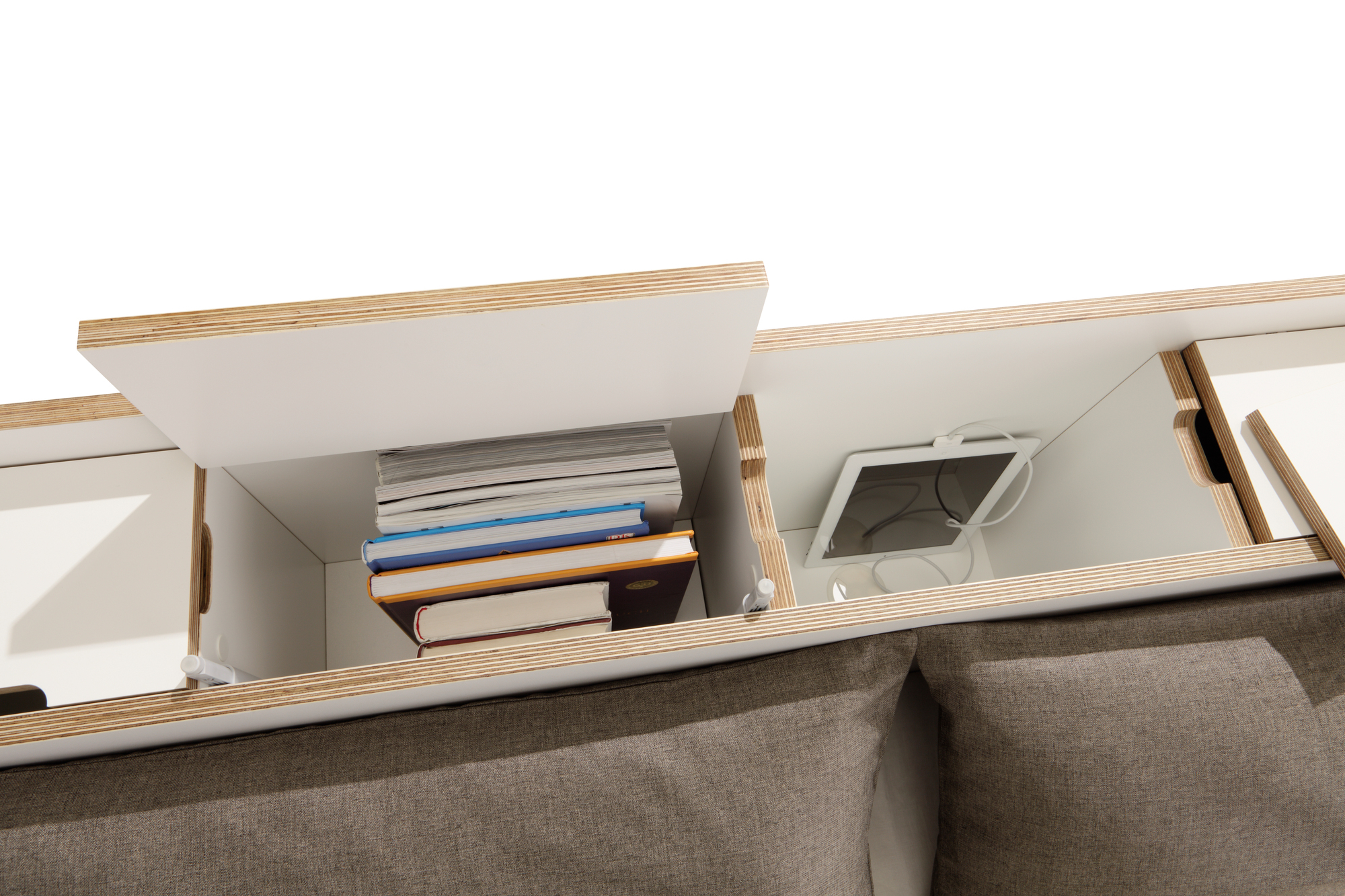 Detailaufnahme Nook Bett von Müller Möbelwerkstätten mit Stauraum für Bücher und Tablet.
