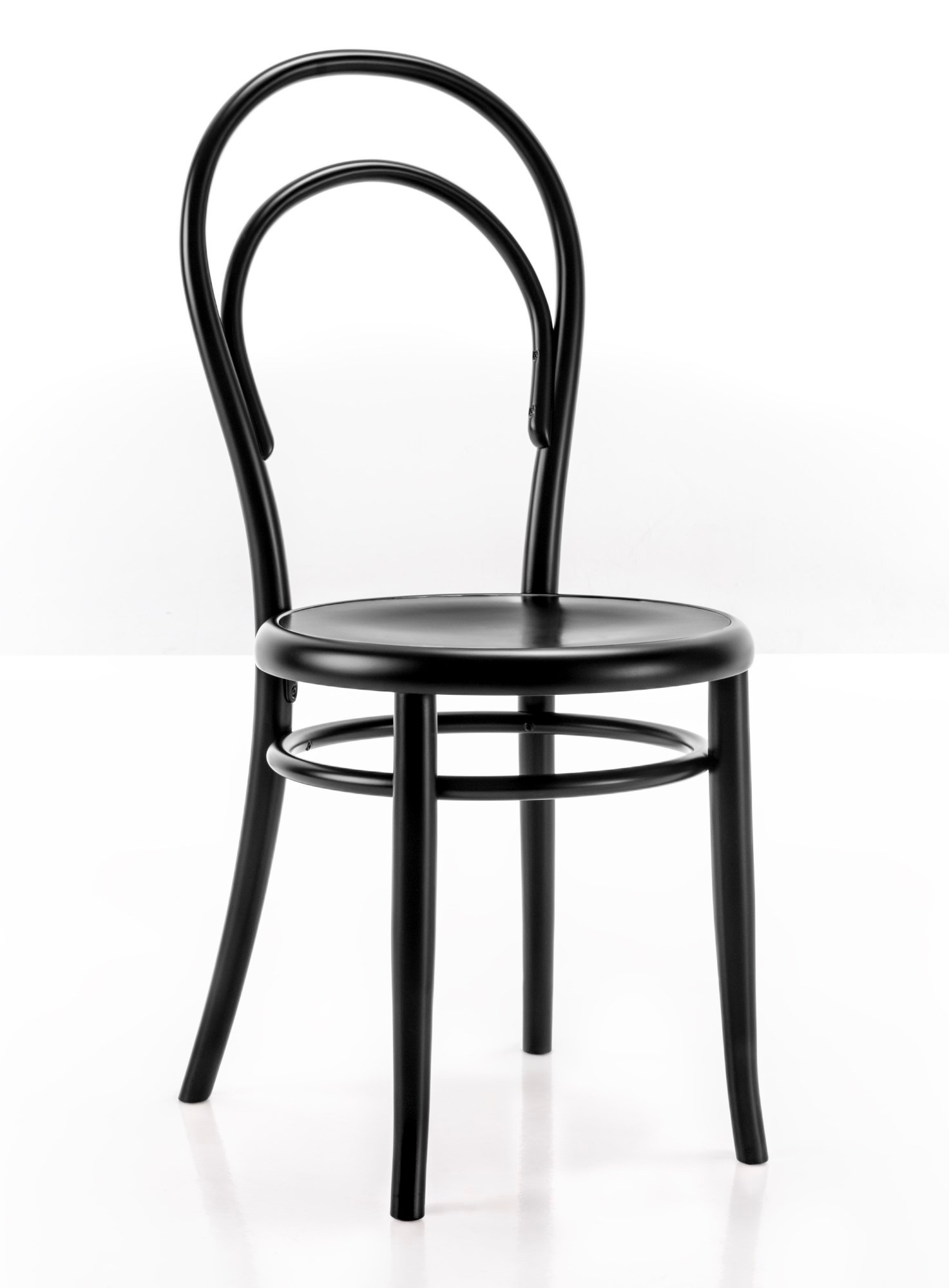 Schwarzer N. 14 Stuhl von Wiener GTV Design, klassischer Bugholzstuhl mit runder Sitzfläche und geschwungener Rückenlehne.