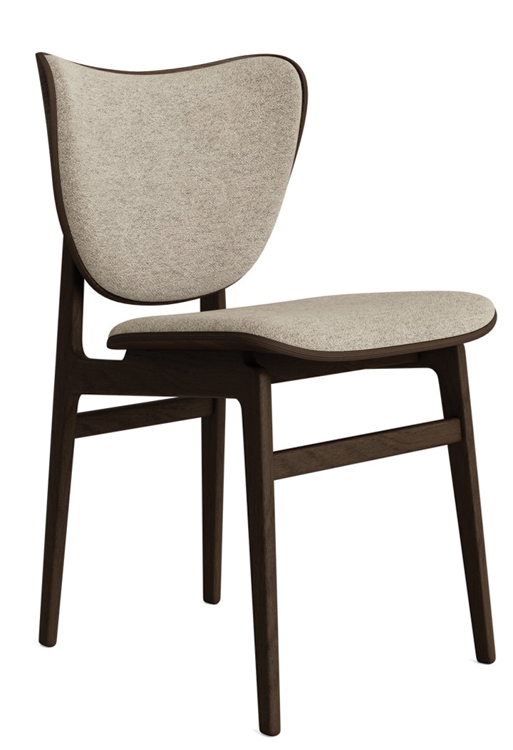 NORR11 Elephant Dining Chair mit Frontpolsterung, Holzrahmen und beigem Stoffbezug, Ansicht von vorne.