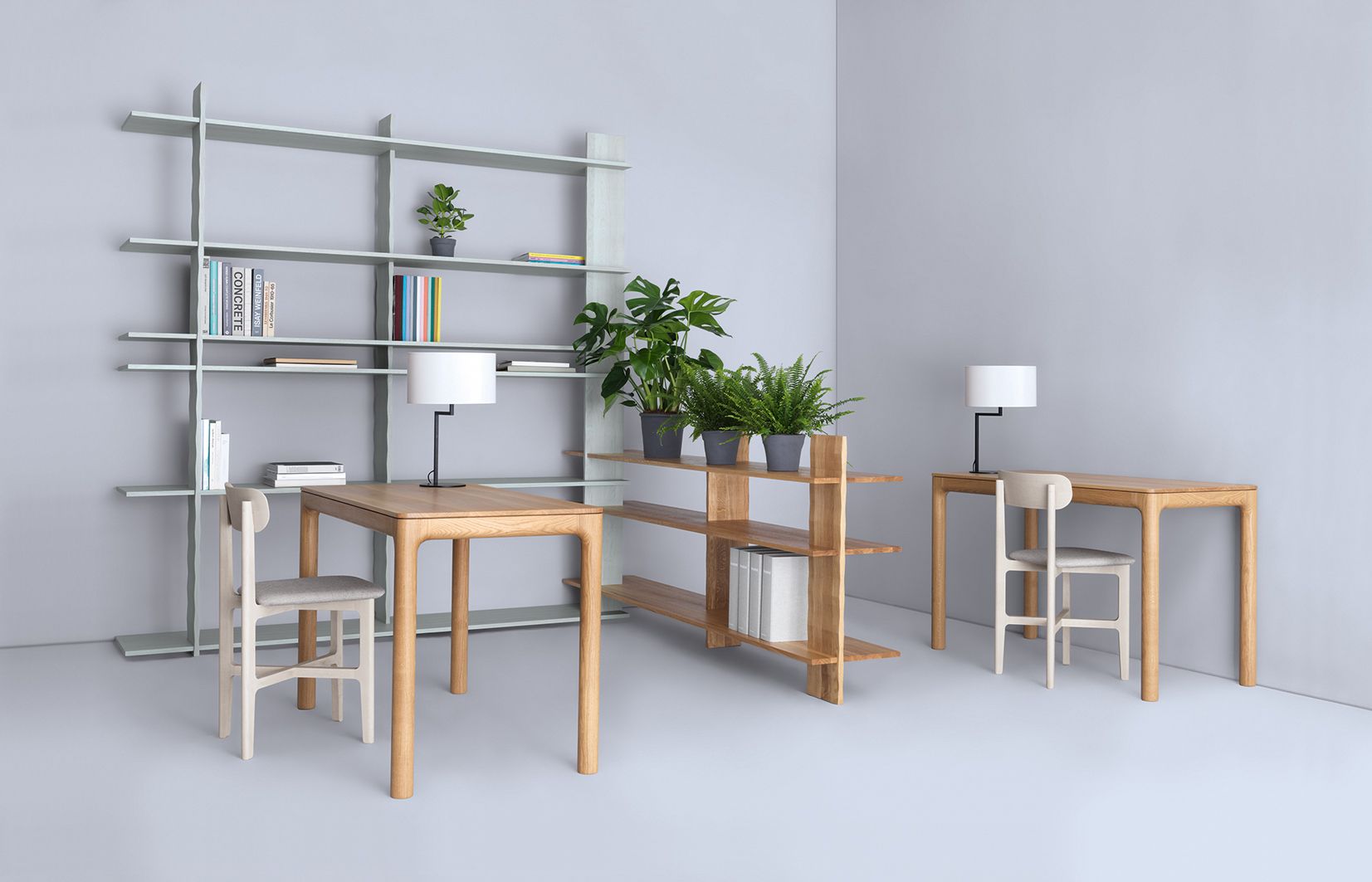 M11 Tisch Massivholz Zeitraum mit Stuhl und Regalen im modernen Interieur, helle Holzmöbel.