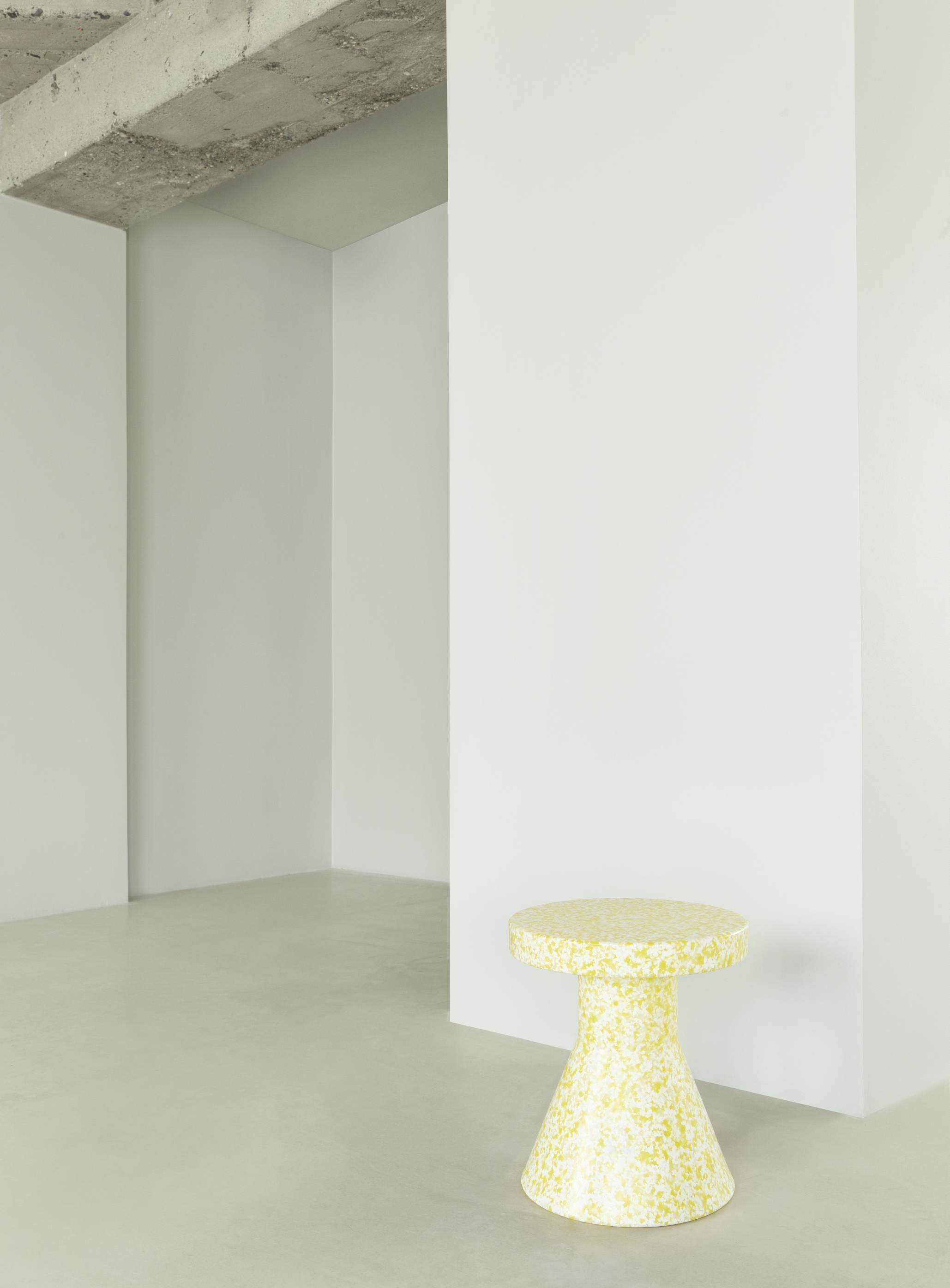 Gelber Bit Stool Cone Hocker von Normann Copenhagen im minimalistischen Interieur, moderner Beistelltisch und Sitzgelegenheit.